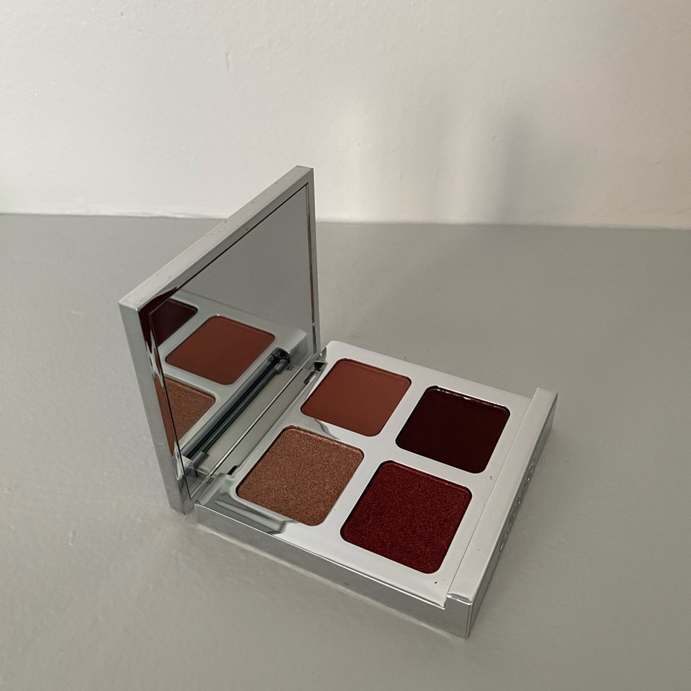 IL MAKIAGE Eyeshadow Palette with Rich Brown and Deep Red